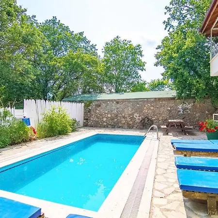 Kayakoeyde 8 Kisilik Havuzlu Muhafazakar ホテル 4*
