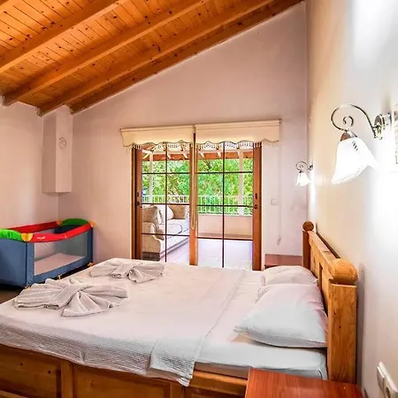 Kayakoeyde 8 Kisilik Havuzlu Muhafazakar ホテル 4*