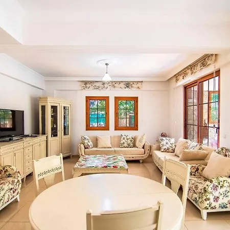 Kayakoeyde 8 Kisilik Havuzlu Muhafazakar ホテル 4*