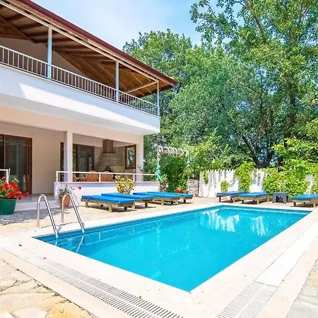 Kayakoeyde 8 Kisilik Havuzlu Muhafazakar ホテル 4*